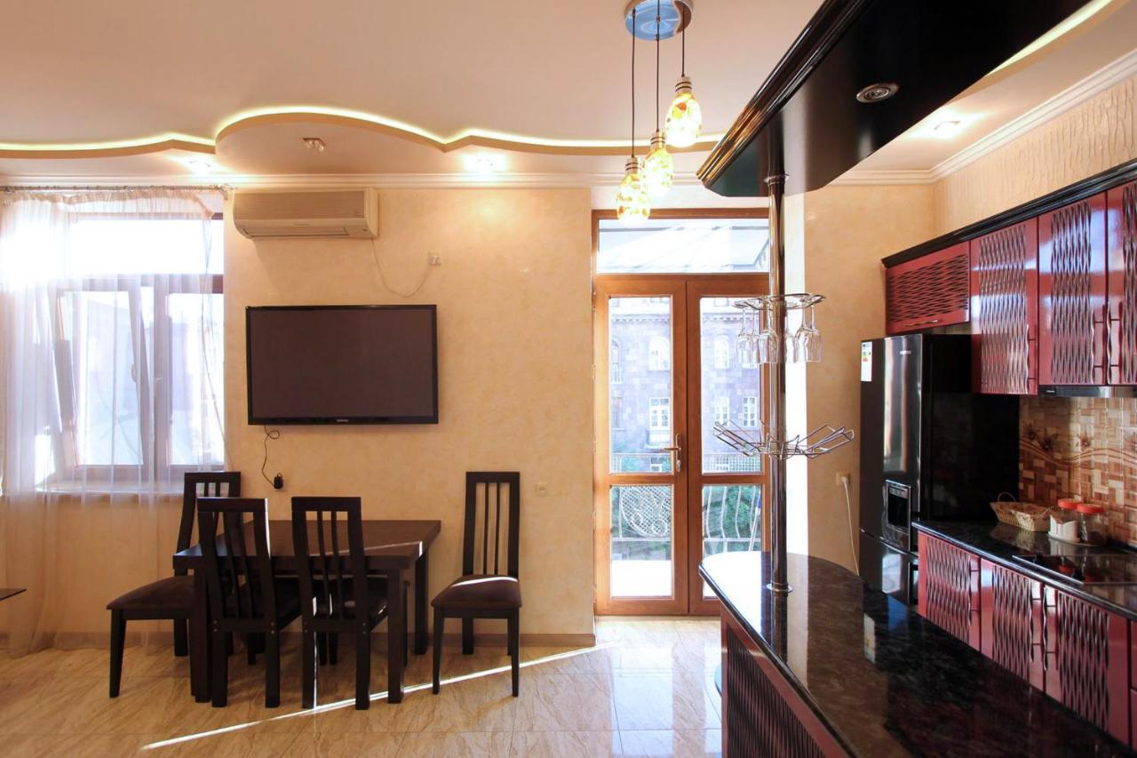 Amiryan Street 1 Bedroom Deluxe Apartment With Balcony Am104 เยเรวาน ภายนอก รูปภาพ